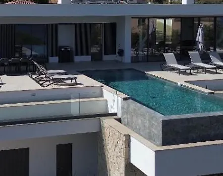 Imperiale Vue Piscine Villa